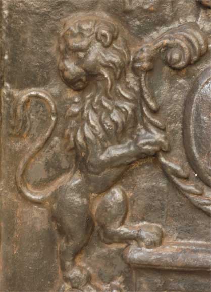 Cast iron fireback with two lions_fr