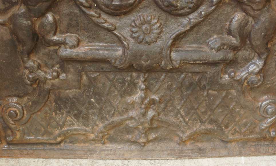 Cast iron fireback with two lions_fr
