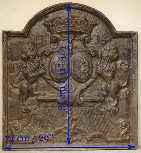 Cast iron fireback with two lions_fr