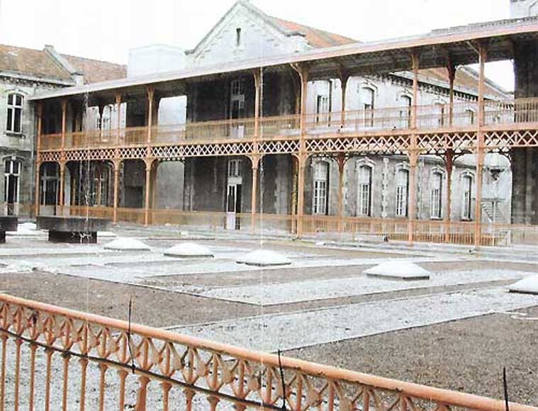 Passerelle ou passage couvert , environ 40 mètres. Passerelle ou passage couvert , environ 40 mètres.-0