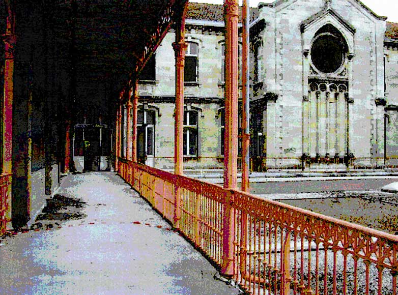 Passerelle ou passage couvert , environ 40 mètres. Passerelle ou passage couvert , environ 40 mètres.-6