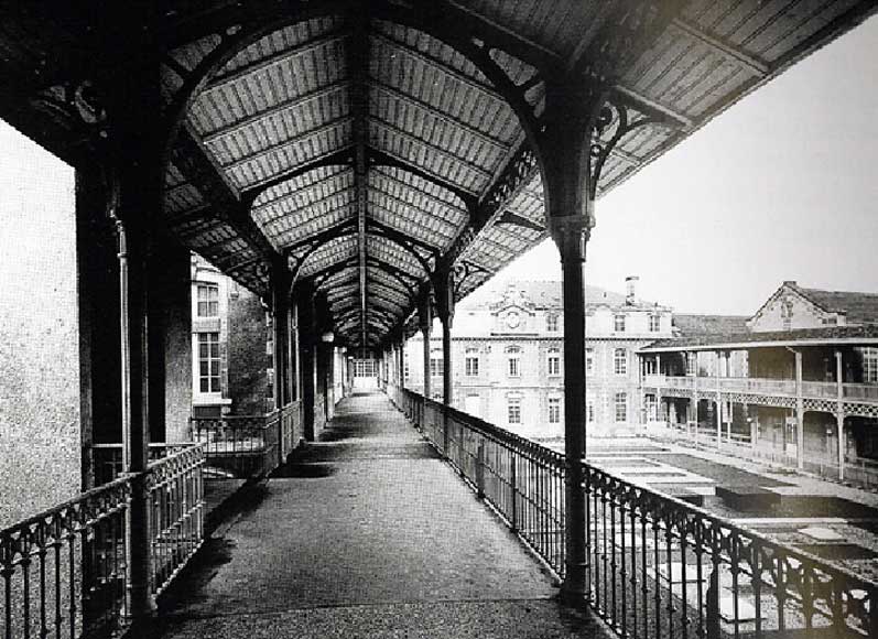 Passerelle ou passage couvert , environ 40 mètres. Passerelle ou passage couvert , environ 40 mètres.-10