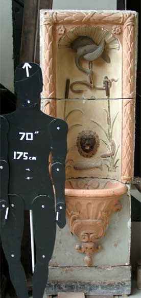 Fontaine provençale du XVIIIè siècle en pierre sculptée. Fontaine provençale du XVIIIè siècle en pierre sculptée.-6