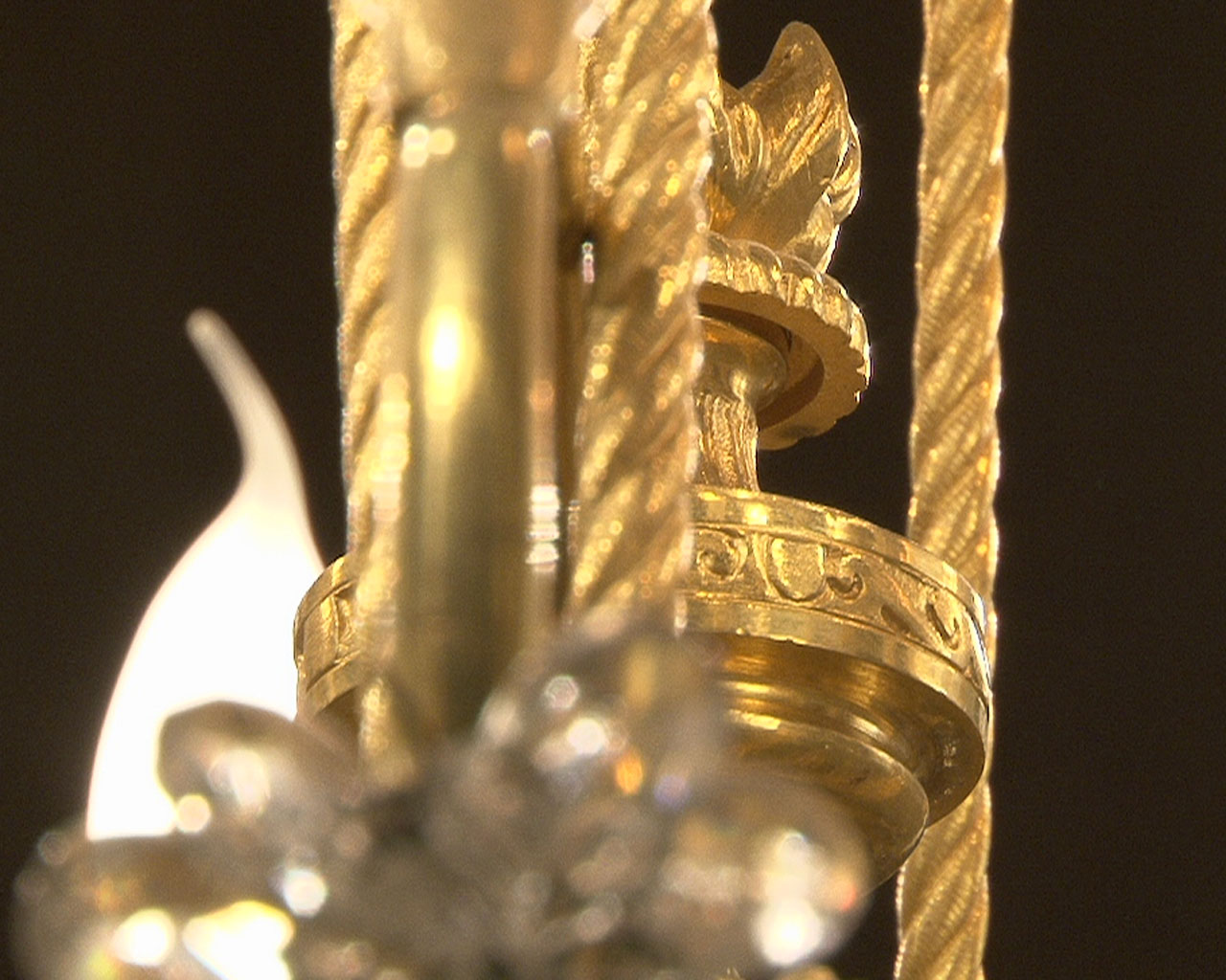 Lustre à cristaux à 12 bras et 18 lumières , décors de passementeries en bronze doré. Lustre à cristaux à 12 bras et 18 lumières , décors de passementeries en bronze doré.-10