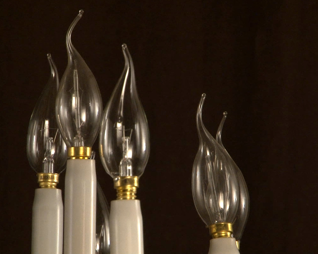 Lustre à cristaux à 12 bras et 18 lumières , décors de passementeries en bronze doré. Lustre à cristaux à 12 bras et 18 lumières , décors de passementeries en bronze doré.-11