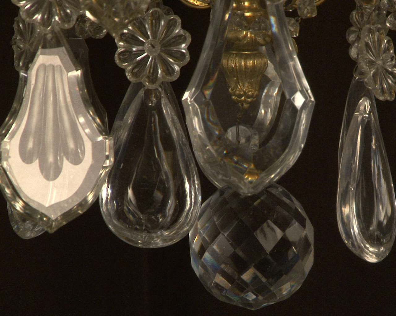 Lustre à cristaux à 12 bras et 18 lumières , décors de passementeries en bronze doré. Lustre à cristaux à 12 bras et 18 lumières , décors de passementeries en bronze doré.-19