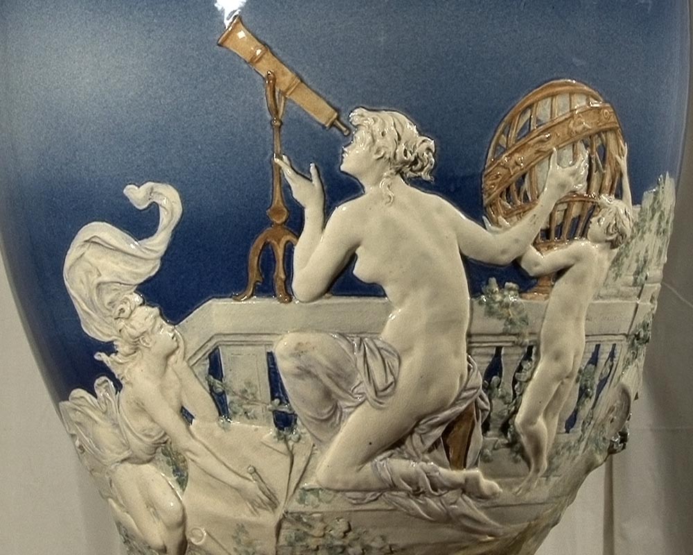 Louis-Robert CARRIER-BELLEUSE et FAÏENCERIE DE CHOISY LE ROI : "Uranie" exceptionnel vase en grès. Exposé en 1902. Louis-Robert CARRIER-BELLEUSE et FAÏENCERIE DE CHOISY LE ROI : "Uranie" exceptionnel vase en grès. Exposé en 1902.-2