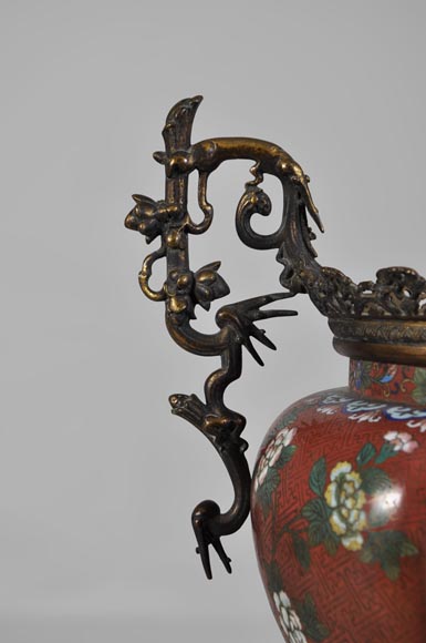 Cache pot en cloisonné à fond rouge et monture de bronze doré Cache pot en cloisonné à fond rouge et monture de bronze doré-2