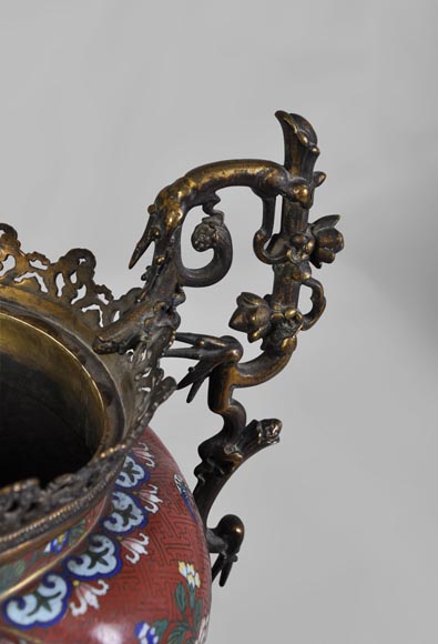 Cache pot en cloisonné à fond rouge et monture de bronze doré Cache pot en cloisonné à fond rouge et monture de bronze doré-3