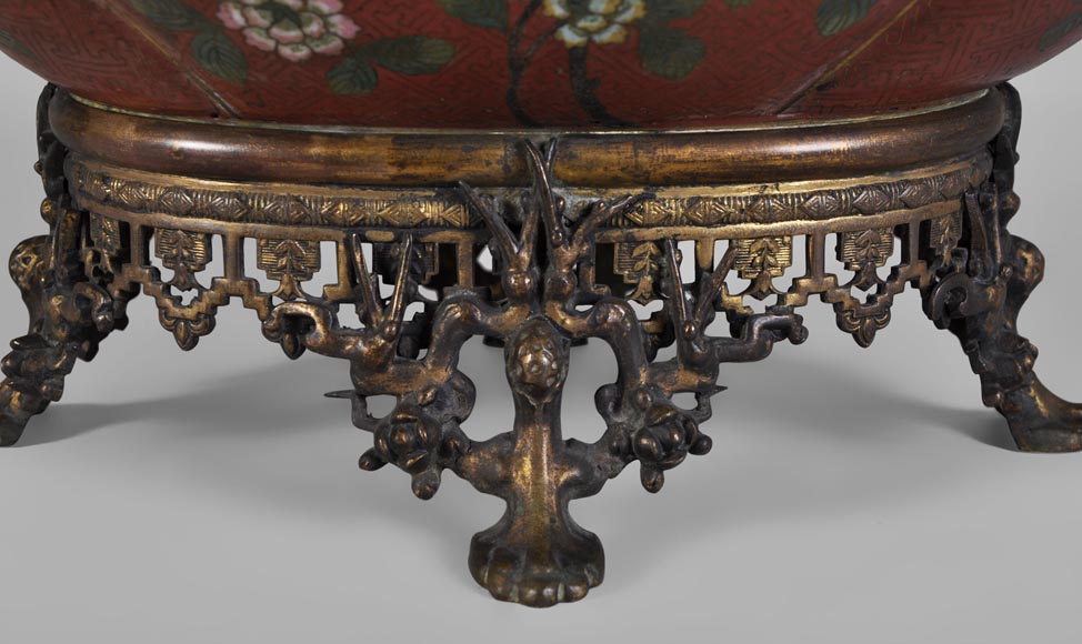 Cache pot en cloisonné à fond rouge et monture de bronze doré Cache pot en cloisonné à fond rouge et monture de bronze doré-4