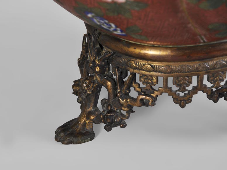 Cache pot en cloisonné à fond rouge et monture de bronze doré Cache pot en cloisonné à fond rouge et monture de bronze doré-5