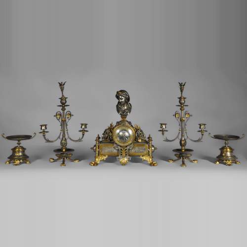 Garniture de cheminée en bronze à deux patines de style Napoléon III aux masques de Comédie Antique
