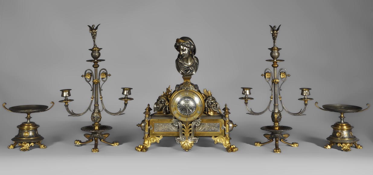 Garniture de cheminée en bronze à deux patines de style Napoléon III aux masques de Comédie Antique Garniture de cheminée en bronze à deux patines de style Napoléon III aux masques de Comédie Antique-0