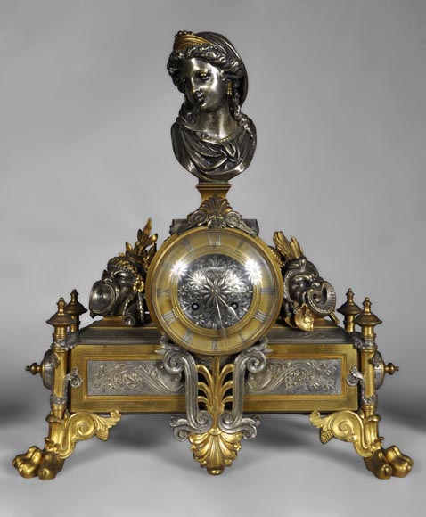 Garniture de cheminée en bronze à deux patines de style Napoléon III aux masques de Comédie Antique Garniture de cheminée en bronze à deux patines de style Napoléon III aux masques de Comédie Antique-1