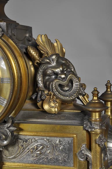 Garniture de cheminée en bronze à deux patines de style Napoléon III aux masques de Comédie Antique Garniture de cheminée en bronze à deux patines de style Napoléon III aux masques de Comédie Antique-2
