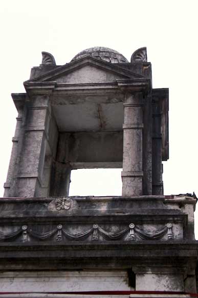 Unique mausolée de pierre Unique mausolée de pierre-7