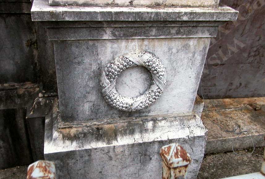 Unique mausolée de pierre Unique mausolée de pierre-8