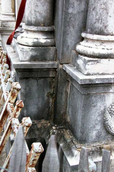 Unique mausolée de pierre Unique mausolée de pierre-9