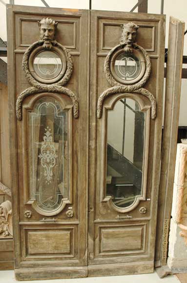 Porte monumentale à deux vantaux à décor fantastique. Porte monumentale à deux vantaux à décor fantastique.-0