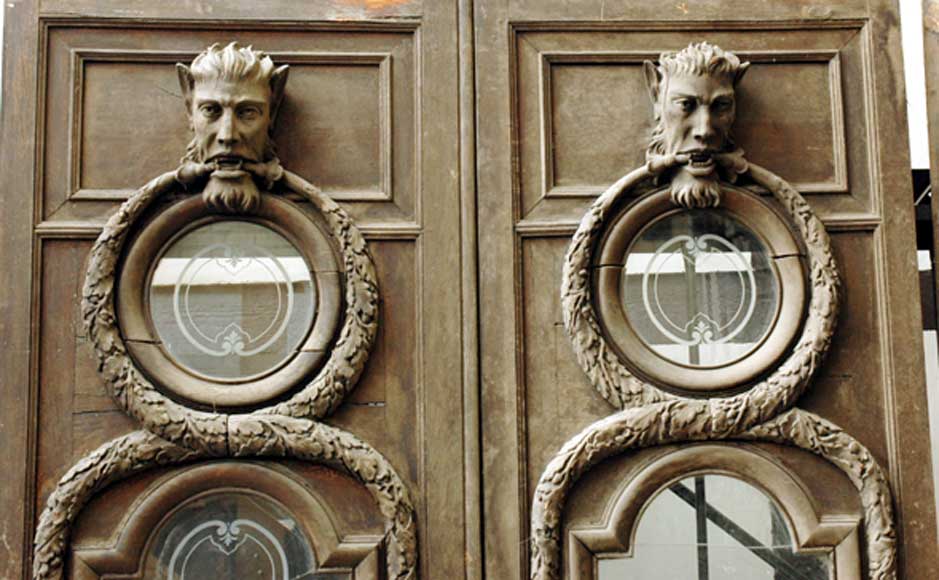 Porte monumentale à deux vantaux à décor fantastique. Porte monumentale à deux vantaux à décor fantastique.-1