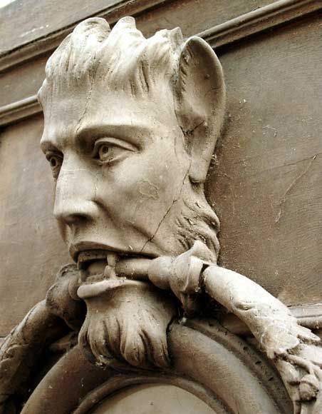 Porte monumentale à deux vantaux à décor fantastique. Porte monumentale à deux vantaux à décor fantastique.-2