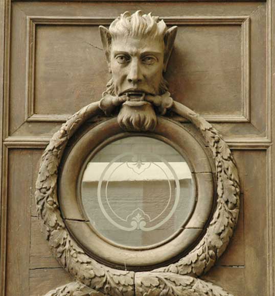 Porte monumentale à deux vantaux à décor fantastique. Porte monumentale à deux vantaux à décor fantastique.-6