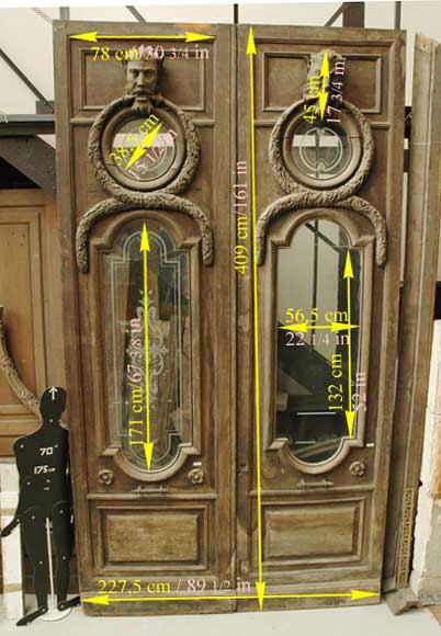 Porte monumentale à deux vantaux à décor fantastique. Porte monumentale à deux vantaux à décor fantastique.-15
