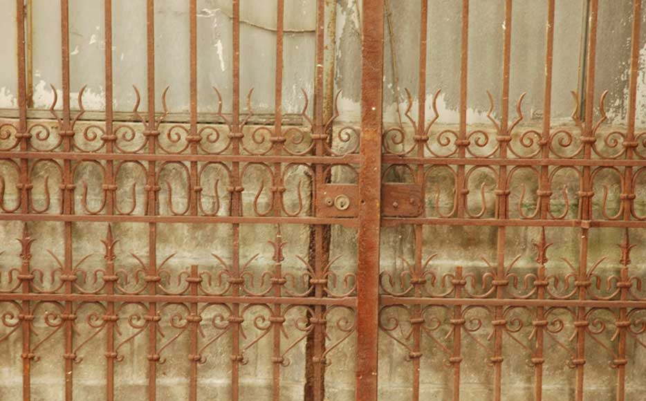 Portail ancien en fer forgé. Portail ancien en fer forgé.-2