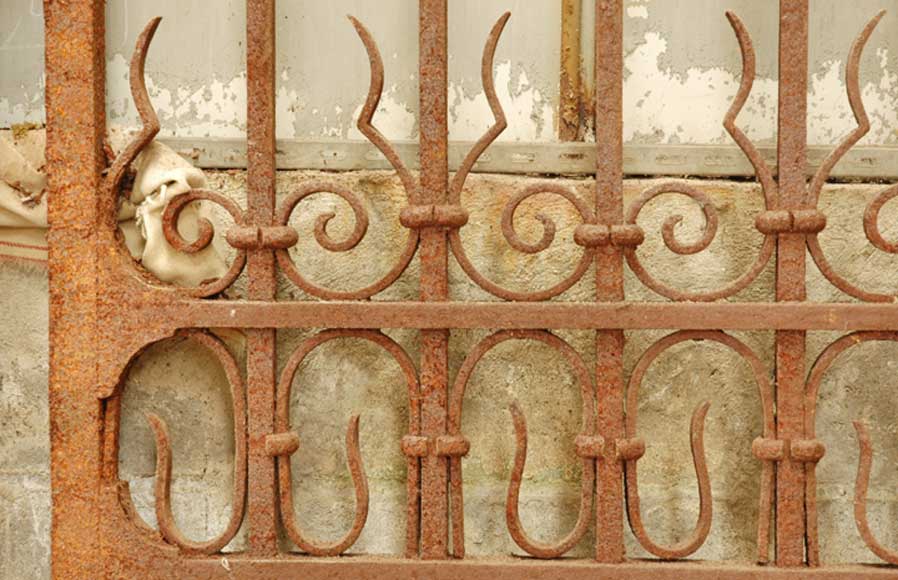 Portail ancien en fer forgé. Portail ancien en fer forgé.-5