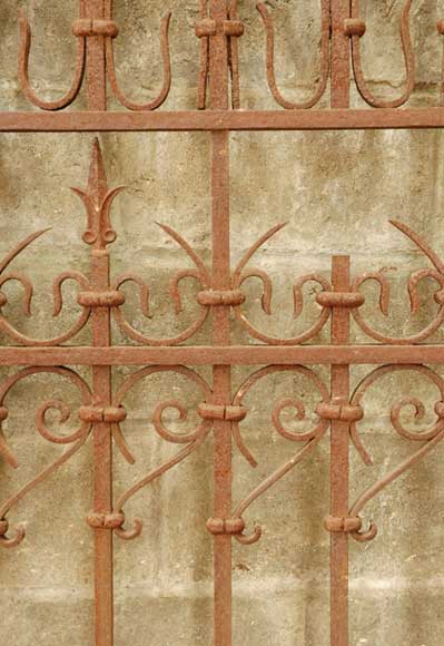 Portail ancien en fer forgé. Portail ancien en fer forgé.-6