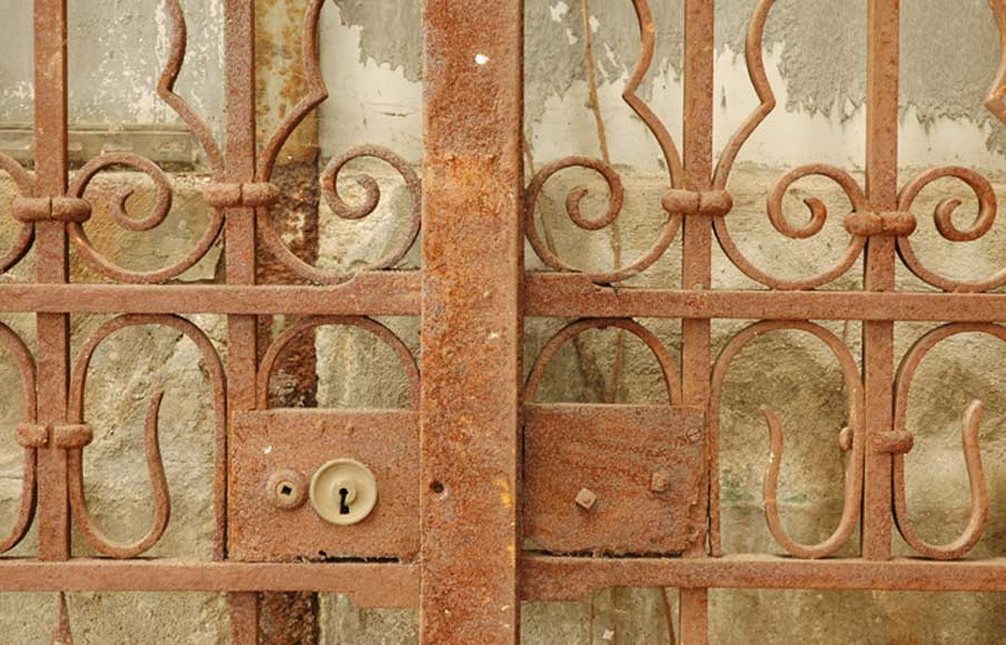 Portail ancien en fer forgé. Portail ancien en fer forgé.-7