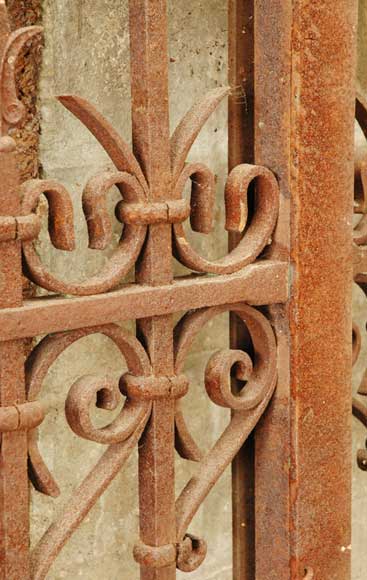 Portail ancien en fer forgé. Portail ancien en fer forgé.-8