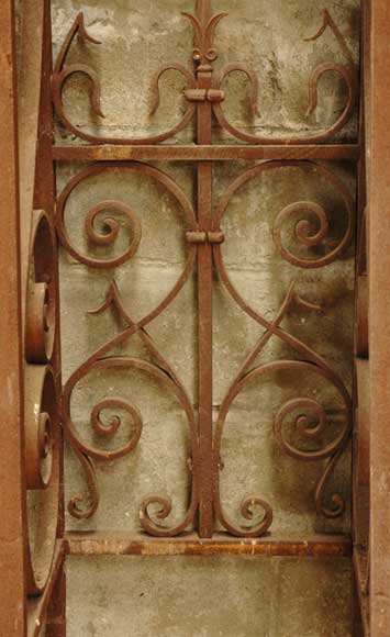 Portail ancien en fer forgé. Portail ancien en fer forgé.-11