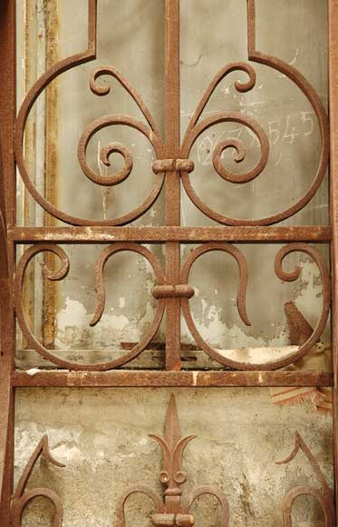 Portail ancien en fer forgé. Portail ancien en fer forgé.-12