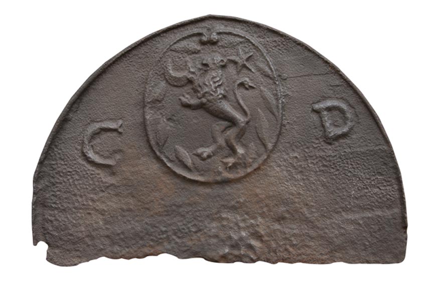 Belle plaque de cheminée cintrée ancienne du XVIè siècle Belle plaque de cheminée cintrée ancienne du XVIè siècle-0