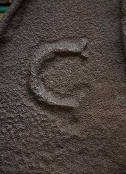 Belle plaque de cheminée cintrée ancienne du XVIè siècle Belle plaque de cheminée cintrée ancienne du XVIè siècle-2