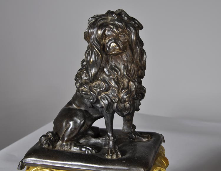 Paire de chenets en bronze doré et bronze à patine brune à décor de chien et chat Paire de chenets en bronze doré et bronze à patine brune à décor de chien et chat-1