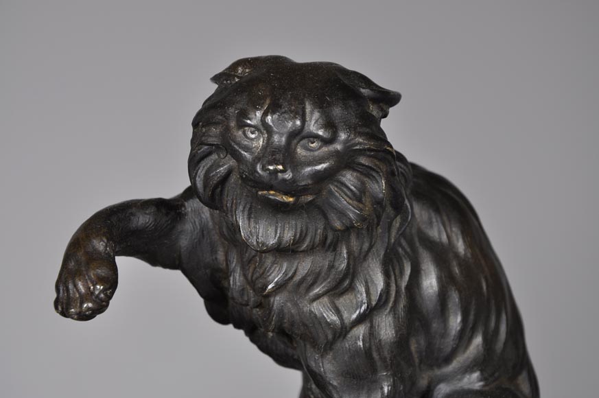 Paire de chenets en bronze doré et bronze à patine brune à décor de chien et chat Paire de chenets en bronze doré et bronze à patine brune à décor de chien et chat-4