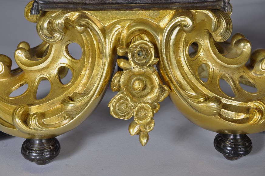 Paire de chenets en bronze doré et bronze à patine brune à décor de chien et chat Paire de chenets en bronze doré et bronze à patine brune à décor de chien et chat-5