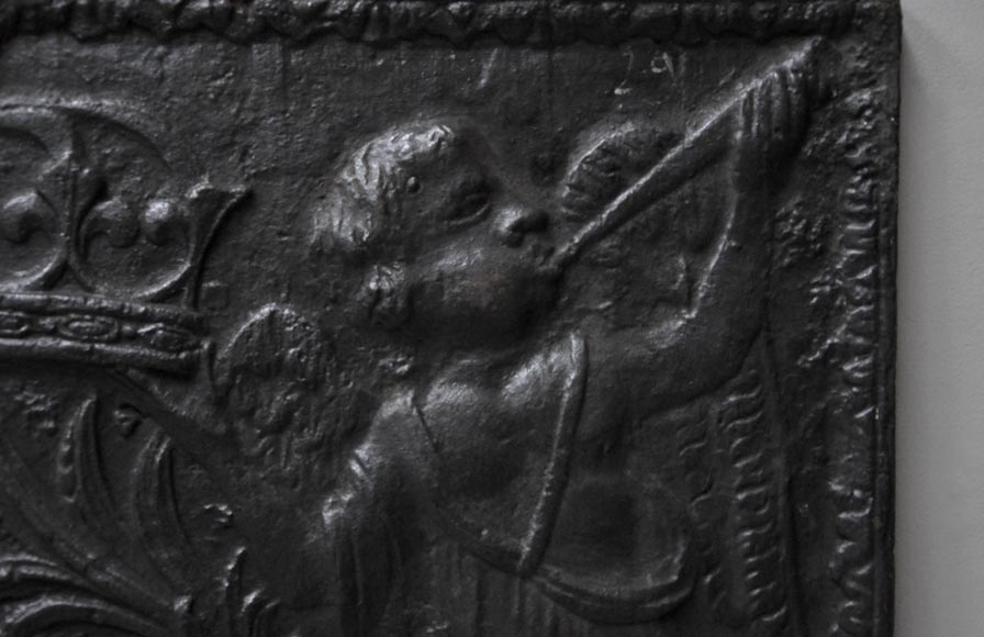 Plaque de cheminée ancienne aux Armes de France et anges aux trompettes Plaque de cheminée ancienne aux Armes de France et anges aux trompettes-3