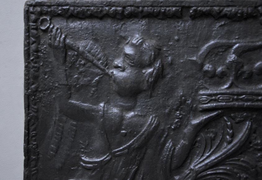 Plaque de cheminée ancienne aux Armes de France et anges aux trompettes Plaque de cheminée ancienne aux Armes de France et anges aux trompettes-4