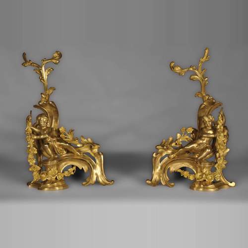 Paire de chenets ancien de style Louis XV en bronze doré à décor de putti