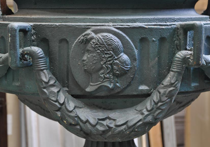 Paire de vases en fonte de style Louis XVI avec leurs socles d'origine Paire de vases en fonte de style Louis XVI avec leurs socles d'origine-3