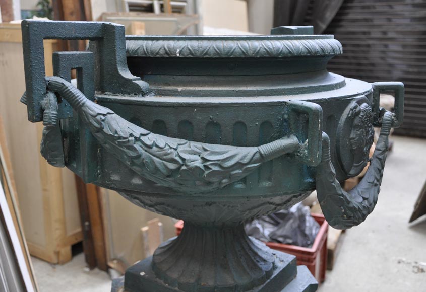 Paire de vases en fonte de style Louis XVI avec leurs socles d'origine Paire de vases en fonte de style Louis XVI avec leurs socles d'origine-4