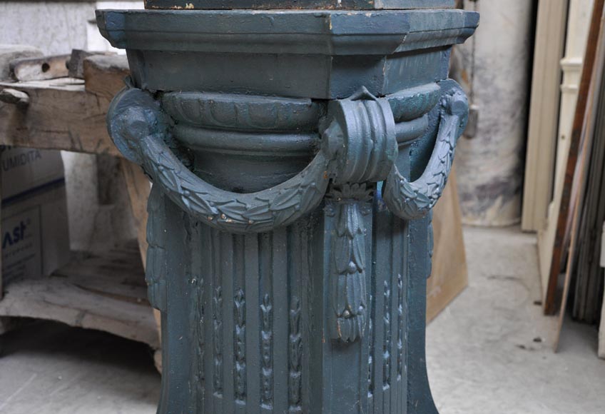 Paire de vases en fonte de style Louis XVI avec leurs socles d'origine Paire de vases en fonte de style Louis XVI avec leurs socles d'origine-6