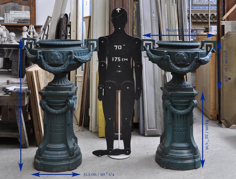 Paire de vases en fonte de style Louis XVI avec leurs socles d'origine Paire de vases en fonte de style Louis XVI avec leurs socles d'origine-7