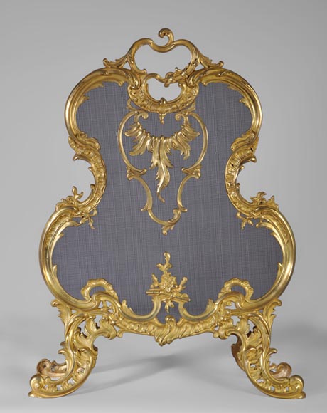 Pare étincelles ancien de style Louis XV en bronze doré, décor de feuillages et fleurs Pare étincelles ancien de style Louis XV en bronze doré, décor de feuillages et fleurs-0
