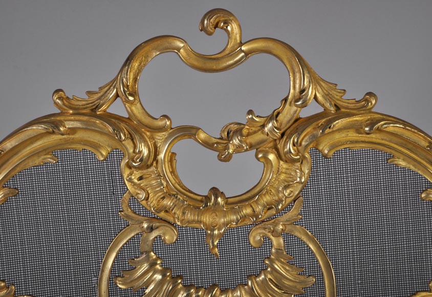 Pare étincelles ancien de style Louis XV en bronze doré, décor de feuillages et fleurs Pare étincelles ancien de style Louis XV en bronze doré, décor de feuillages et fleurs-2