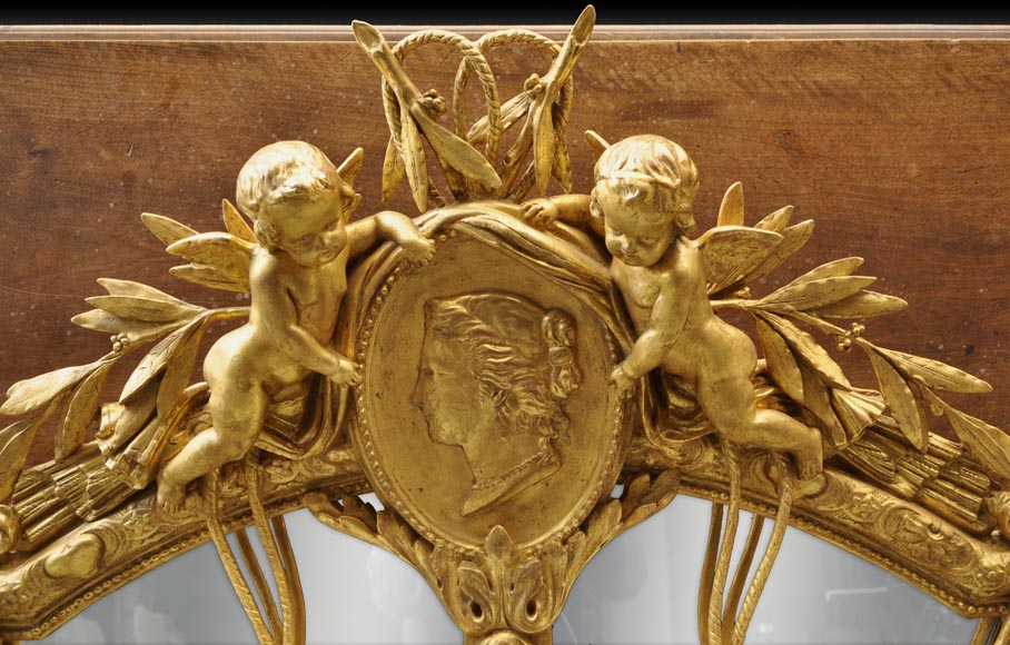 Superbe miroir à parecloses Napoléon III en bois et stuc doré à décor de putti et de profils de femmes en médaillons Superbe miroir à parecloses Napoléon III en bois et stuc doré à décor de putti et de profils de femmes en médaillons-1