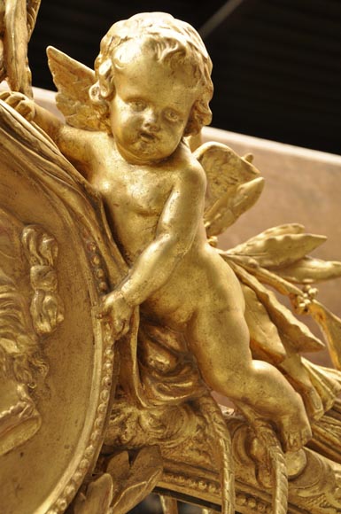Superbe miroir à parecloses Napoléon III en bois et stuc doré à décor de putti et de profils de femmes en médaillons Superbe miroir à parecloses Napoléon III en bois et stuc doré à décor de putti et de profils de femmes en médaillons-2